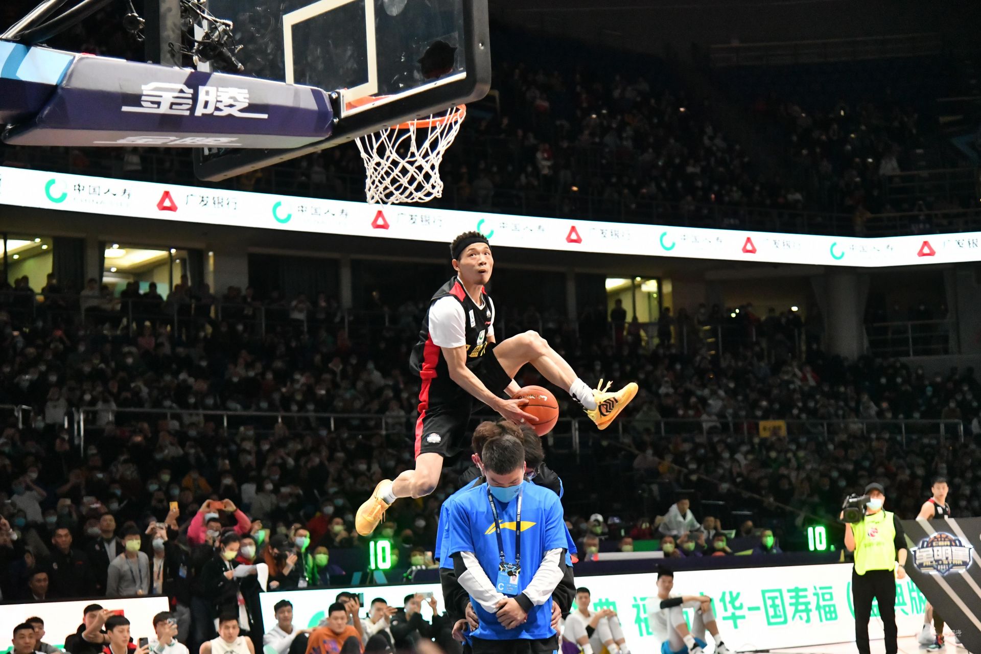 他还亲切地 他还亲切地