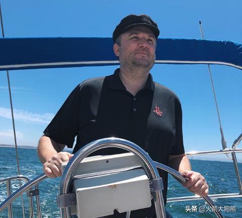 一方面抬高 一方面抬高